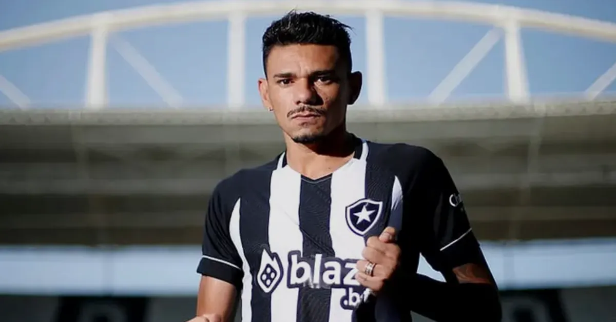 Santos Almeja Tiquinho Soares para Liderar Ataque em 2025