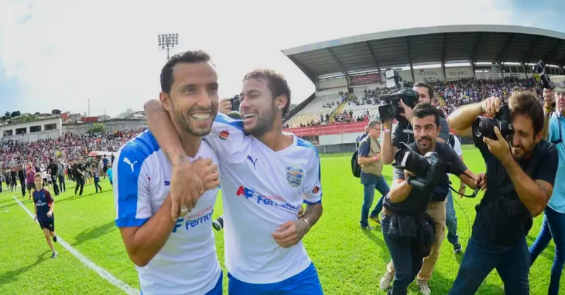 Nenê e Neymar: A Inesperada Amizade Que Desafia o Campo no Duelo do Santos