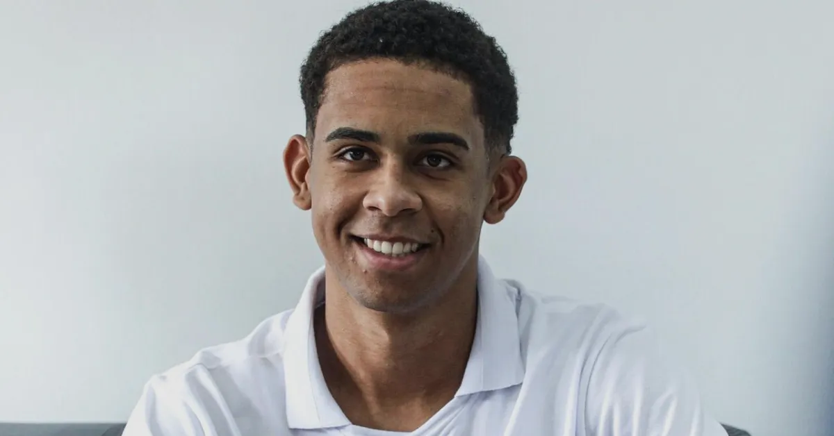 Santos Renova com Joia da Base: João Alencar e os Desafios da Zaga