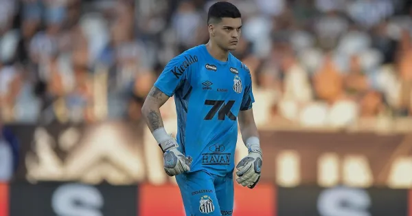 Brazão em Destaque: O Goleiro do Santos Antes do Clássico com o Palmeiras