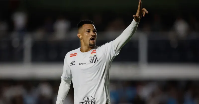 Santos: Dilema na Zaga Após Suspensão de Zé Ivaldo - Quem Assume?